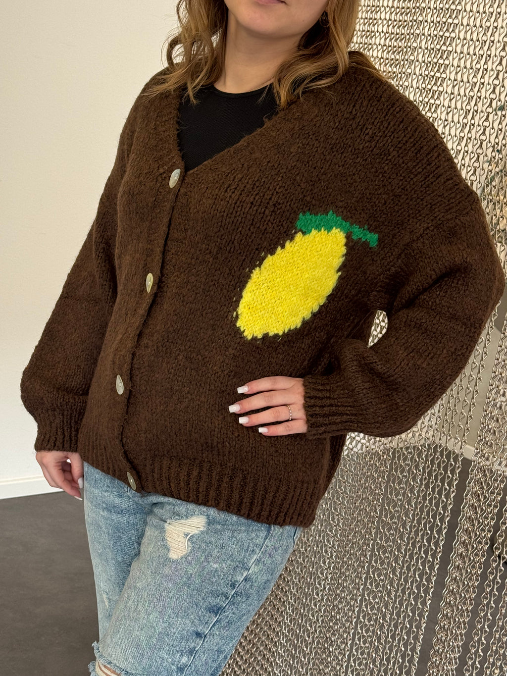 Strickjacke Damen Braun mit Lemon Print – Oversize Cardigan Einheitsgröße
