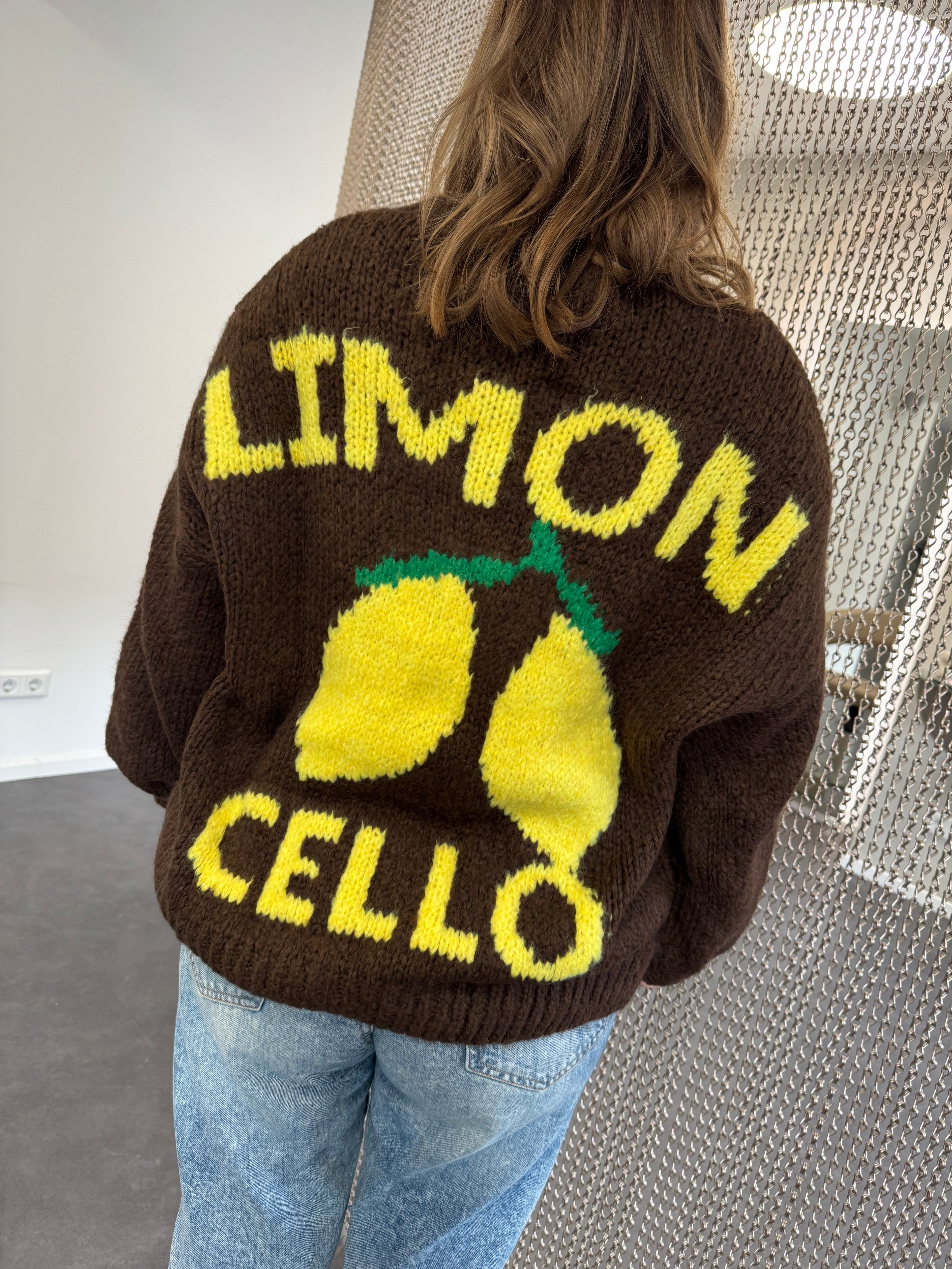 Strickjacke Damen Braun mit Lemon Print – Oversize Cardigan Einheitsgröße